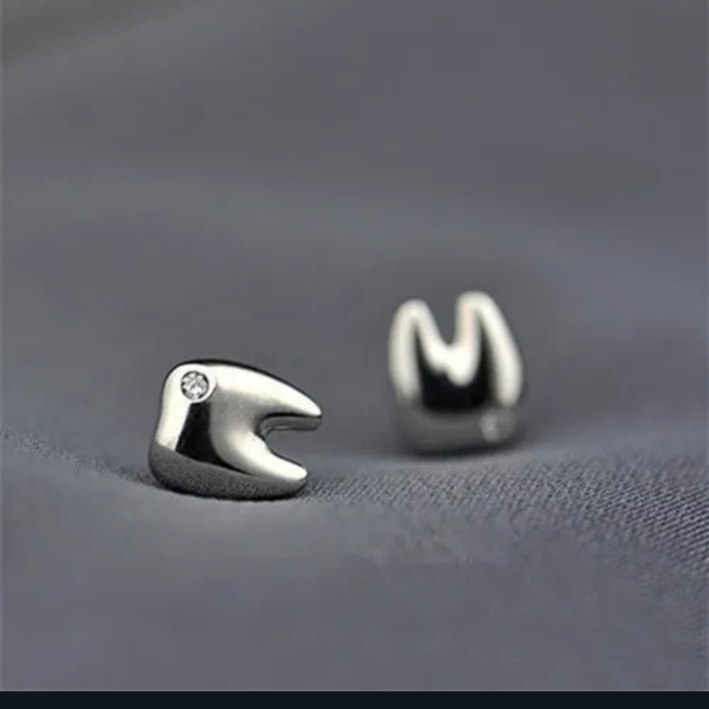 🦷🦷NEW🦷🦷ADORABLE!! 925 Sterling Silver Tooth Earrings with tiny CZ🦷🦷 - Picture 3 of 13